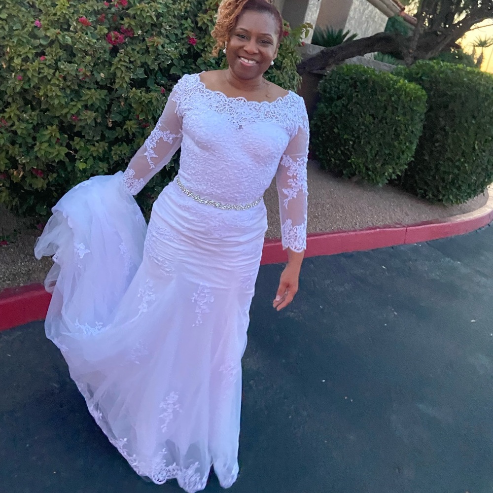 Mermaid trumpet size 12 wedding gown. White tulle lace off the shoulder.